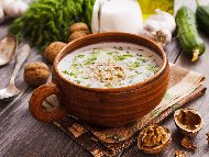 Рецепта Пасиран таратор с краставици, копър, чесън и орехи (студена крем супа)